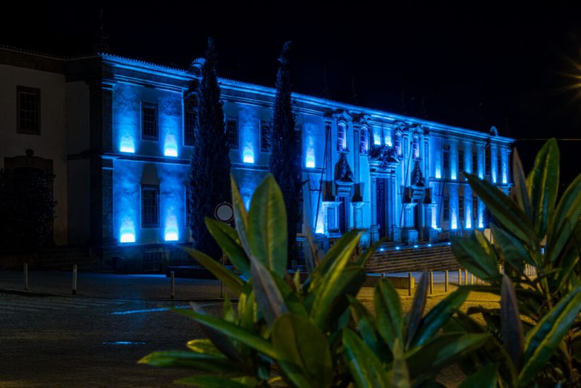 Edifício da Câmara Municipal de Gouveia ilumina-se de azul para assinalar o Mês da Prevenção dos Maus – Tratos na Infância